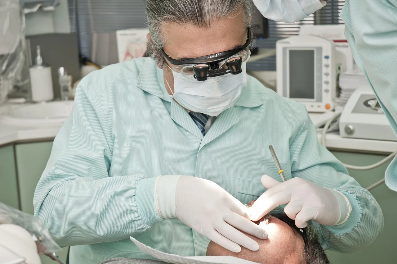 Stomatolog w Legnicy: implanty i współpraca z laryngologiem i dermatologiem